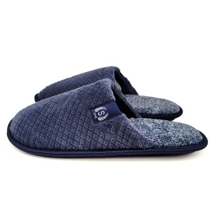 Design masculin și minimalist, cu model reliefat tip waffle, ideal pentru bărbați.