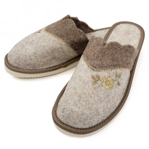 Papuci de casă din postav moale, model Nature's Embrace în nuanță de crem. Design minimalist și elegant, cu broderii florale discrete. Perfecți pentru relaxare acasă.