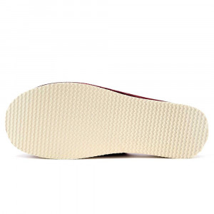 O pereche de papuci de casă din postav gri, cu o broderie florală discretă. Papucii au un design minimalist și elegant, fiind ideali pentru a te bucura de confort și căldură la tine acasă. Culoare Crem/Rosu.