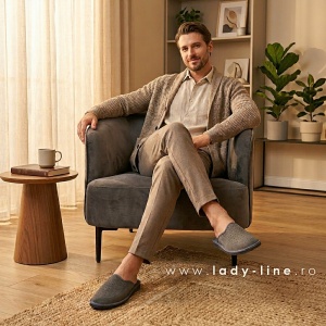 Stil masculin și relaxare deplină acasă: modelul „Noble Lounge” Gray purtat într-un decor interior elegant, completând perfect o ținută loungewear modernă.