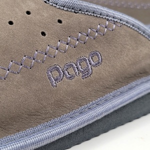 Calitate Pago: broderie fină a monogramelor și velur catifelat cu ventilație activă.
