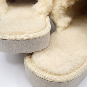 Papuci de Casă de Damă din Piele și Lână Model 'Elegance in Simplicity' Cream-Prezentare talpă papuci.