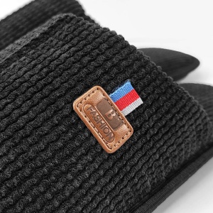 Farmec în simplitate. Textura rafinată a catifelei răiate și detaliul elegant al patch-ului maro cu inscripția "Fashion".