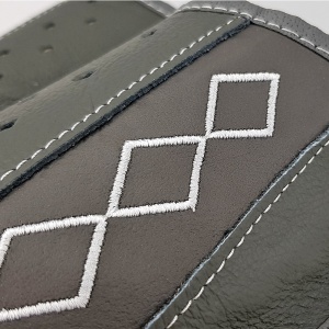 Papuci de Casa din Piele Model 'Geometric Aproch' Gray - Prezentare broderie papuci.