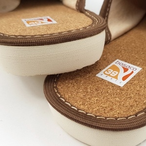 Profil ergonomic cu o grosime a tălpii de 2 cm la călcâi și 1 cm în față, optim pentru preluarea șocurilor.