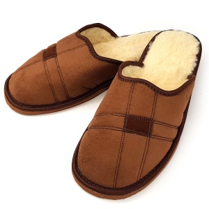 Papuci de Casă Plușați Îmblăniți cu Lână 'Soft & Strong' Classic Light Brown - Prezentare cu vedere din semiprofil.