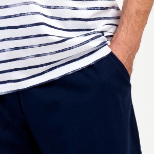 Pijama Barbati cu Pantalon Scurt Vienetta|MAN Model 'Ocean Stripes'. Prezentare pijama detaliu buzunar pantalon.