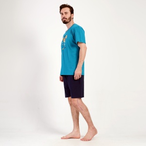 Pijama Barbati cu Pantalon Scurt Vienetta|MAN Model 'Unleash the Beast'. Prezentare pijama din lateral.