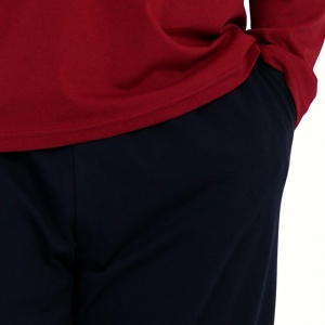 Detaliu de aproape al buzunarului lateral practic al pantalonului de pijama pentru bărbați.