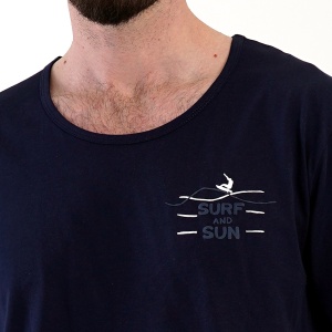 Pijamale Barbati cu Pantalon Scurt Vienetta|MAN Model 'Surf and Fun'. Prezentare pijama detaliu decolteu.