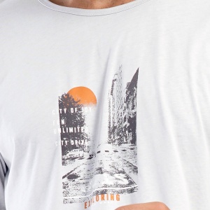 Pijamale Bărbați din Bumbac 100% Vienetta | MAN Model 'Exploring', Prezentare pijama detaliu imprimeu bluza.