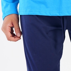 Pijamale Bărbați din Bumbac 100% Vienetta | MAN Model 'The World Is Yours'. Prezentare pijama detaliu pantalon.