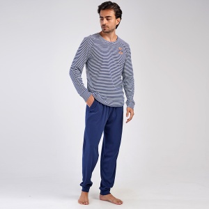 Pijamale Bărbați din Bumbac Interlok Vienetta | MAN Model 'My Family'. Prezentare pijama din lateral.
