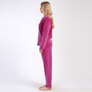 Pijamale Dama Mărimi Mari din Soft Velur Vienetta Model 'Butterfly Vision' | Călduroasă și Relaxare. Prezentare din lateral.