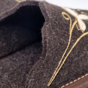 Papuci de Casă din Postav Model 'Royal Petal' Brown | Prezentare grosime postav.
