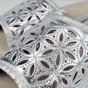 Papuci de Casă din Piele Culoare Argintiu Model 'Elaborate Patrol' Silver - Prezentare detaliu decupaje.