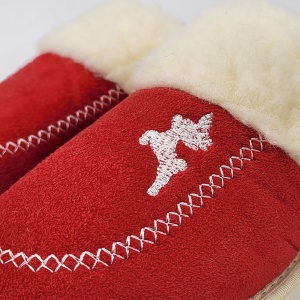 Papuci de Casă Damă Plușați și Îmblăniți cu Lână Model 'Winter Mood' Red - Prezentare detaliu broderie ren.