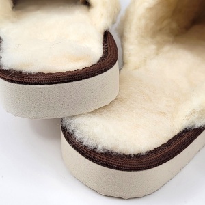 Papuci de Casă Damă Plușați și Îmblăniți cu Lână Model 'Winter Mood' Cream - Prezentare detaliu talpă..
