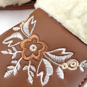 Papuci de Casa Dama Imblaniti cu Lana de Oaie Model 'Akna Rogue' Brown