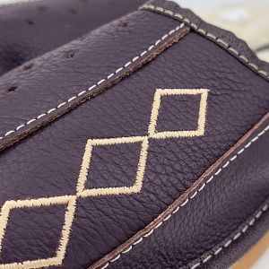 Papuci de Casa din Piele Maro Model 'Geometric Aproch Soft' Brown| Confort și Stil, Design Modern. Prezentare detaliu broderie.