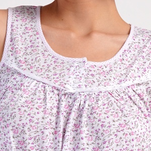 Detaliu frontal superior: inserții romantice din dantelă și doi nasturi funcționali la piept pentru o utilizare practică și confortabilă.