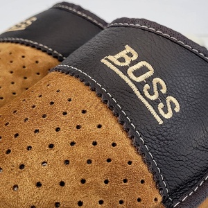 Papuci de Casa Îmblăniți Model 'Home Boss' - Prezentare papuci detaliu broderie Boss.