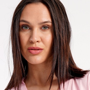 Halat Damă cu Buzunare și Cordon Vienetta Model 'Baby Pink' - Prezentare halat spate.Halat Damă cu Buzunare și Cordon Vienetta Model 'Baby Pink' - Prezentare model.