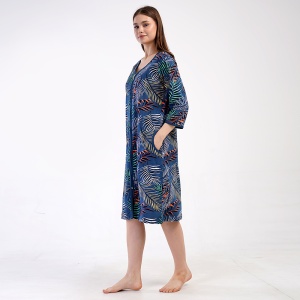 Halat Damă cu Fermoar Mărimi Mari Vienetta, Model 'Celine' - Prezentare halat din lateral.