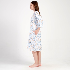 Halat Damă cu Fermoar Mărimi Mari Vienetta, Model 'Purity' - Prezentare halat din lateral.
