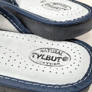 Dovada autenticității: ștampila Tylbut și confirmarea folosirii pielii naturale (Natural Leather) pe brantul papucilor.