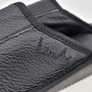 Papuci de Casă din Piele cu Talpă Groasă, Model 'Luxury Man' Dark Mystick - Prezentare detaliu broderie brand.