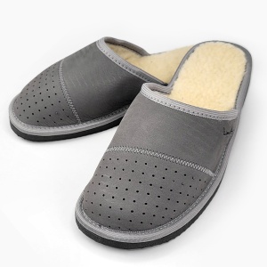 Papuci de Casa din Piele pentru Bărbați 'Gentleman's Classic' Gray - Prezentare din semiprofil.