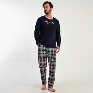 Bumbacul 100% natural și designul lejer transformă această pijama în ținuta preferată de casă.