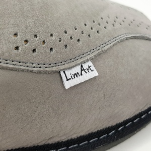 Papuci de Casă pentru Bărbați din Piele Îmblăniți cu Lână Model 'Luxury Man' Gray - Prezentare detaliu logo Lim Art.