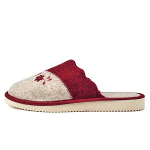 Papuci de Casă din Postav Model Nature's Embrace Burgundy - Prezentare papuci vedere din lateral.