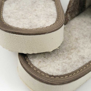 Papuci de casă din postav moale, model Nature's Embrace în nuanță de crem. Design minimalist și elegant, cu broderii florale discrete. Perfecți pentru relaxare acasă.