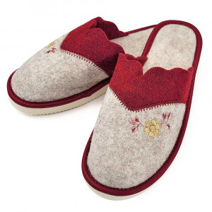 O pereche de papuci de casă din postav gri, cu o broderie florală discretă. Papucii au un design minimalist și elegant, fiind ideali pentru a te bucura de confort și căldură la tine acasă. Culoare Crem/Rosu.