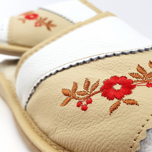 Papuci de Casa Dama Imblaniti cu Lana de Oaie Model 'Flower Garlands'