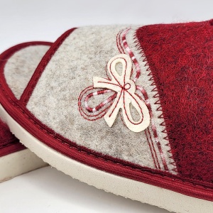 O privire de ansamblu asupra rafinamentului și calității finisajelor modelului Summer Vogue Burgundy.
