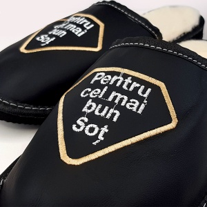 Papuci de Casă din Piele Îmblăniți cu Lână Culoare Negru Model 'Pentru Cel Mai Bun Soț' - Papuci detaliu broderie.