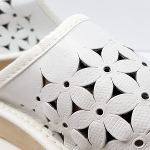 Papuci de Casa Vara din Piele Culoare Alb Model 'White Flowers'