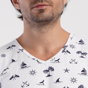 Pijama Barbati cu Pantalon Scurt Vienetta|MAN Model 'Nautical Breeze'. Prezentare pijama detaliu decolteu.