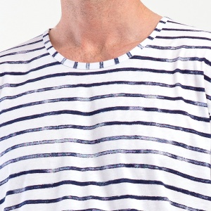 Pijama Barbati cu Pantalon Scurt Vienetta|MAN Model 'Ocean Stripes'. Prezentare pijama detaliu decolteu bluza.