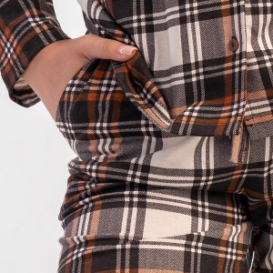 Pijama cu Nasturi Damă din Bumbac 100% Vienetta Model 'Winter Cozy' - Prezentare pijama detaliu buzunare.
