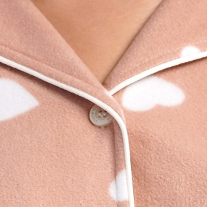 Pijama cu Nasturi din Flanel (Polar) Vienetta, Model 'Lover Girl' - Prezentare pijama detaliu material și nasturi.