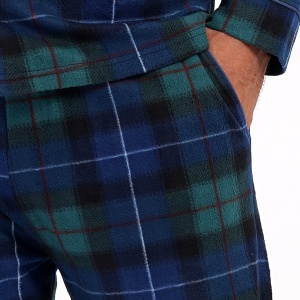 Pijama cu Nasturi din Flanel (Polar) Vienetta , Model 'Timeless Charm' - Prezentare pijama detaliu buzunar.