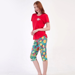 Pantaloni tip capri, perfecți pentru un look de casă relaxat și îngrijit.