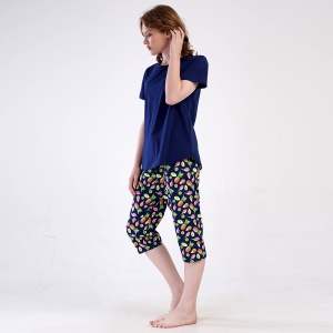 Pantalon capri trei sferturi din tricot de bumbac 100% natural, lejer pe picior.