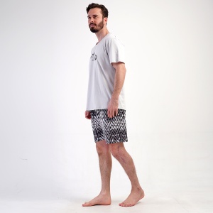 Pijamale Bărbați cu Pantalon Scurt Vienetta|MAN 'Explore the Unseen' - Prezentare pijama din lateral.
