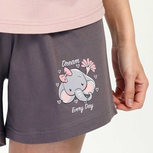 ijamale damă din bumbac 100% Vienetta model 'Every Day', bluză roz pudra cu elefant timid și mesajul "Dream Every Day" și pantaloni scurți roz pudra cu același imprimeu.